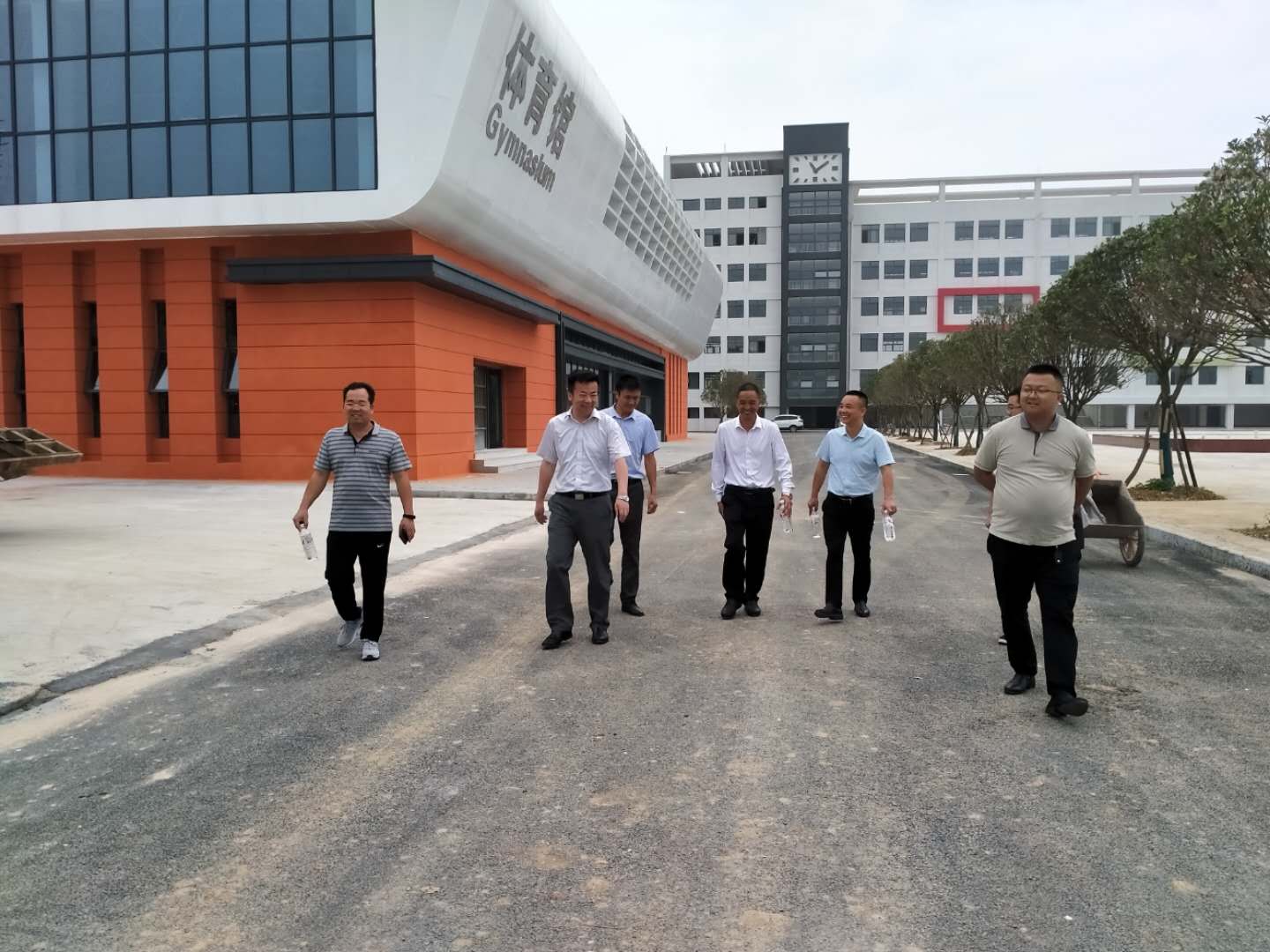 福泉市人民政府王橋順副市長(zhǎng)到堡子小學(xué)調(diào)研項(xiàng)目工程建設(shè)掃尾工作